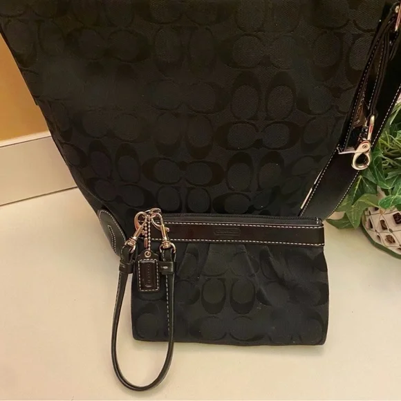 Vintage Coach Black Signature Canvas Shoulder Bag with Wristlet EUC - Picture 2 of 16